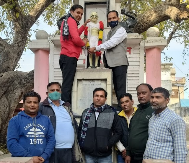  शहीदी दिवस पर सामाजिक संगठन महिला उन्नति संस्था भारत के सदस्यों ने किया गांधी जी की प्रतिमा पर माल्यार्पण