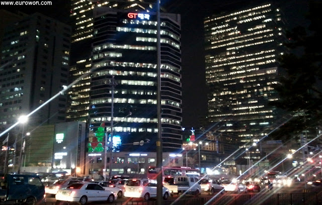 Gangnam, el distrito financiero, visto de noche