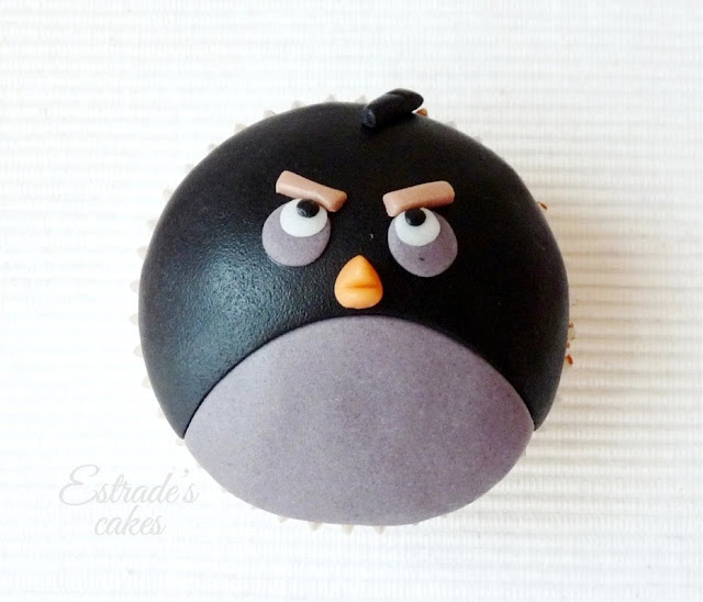 cupcakes de Angry Bird con fondant - negro