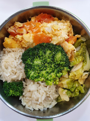 今日午餐：花椰菜、高麗菜、蕃茄炒蛋、珍珠丸子兩顆，2020.12.31