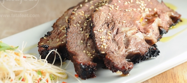 لحم متبل بتتبيلة الشواء الكورية يقدم مع سلطة الآسيوية بالنودلز والتتبيلة الخاصة  