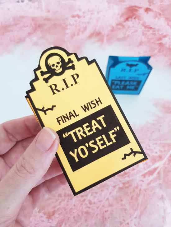 How To Make Mini Gravestone Halloween Treat Bags FREE DIY Printable How To Make Mini Gravestone Halloween Treat Bags FREE DIY Printable