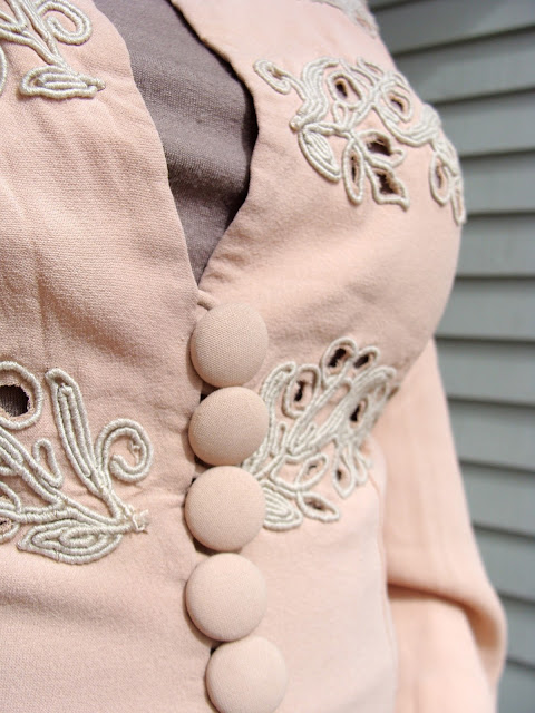 cut out embroidery and fabric covered buttons on vintage blouse jacket from 40s