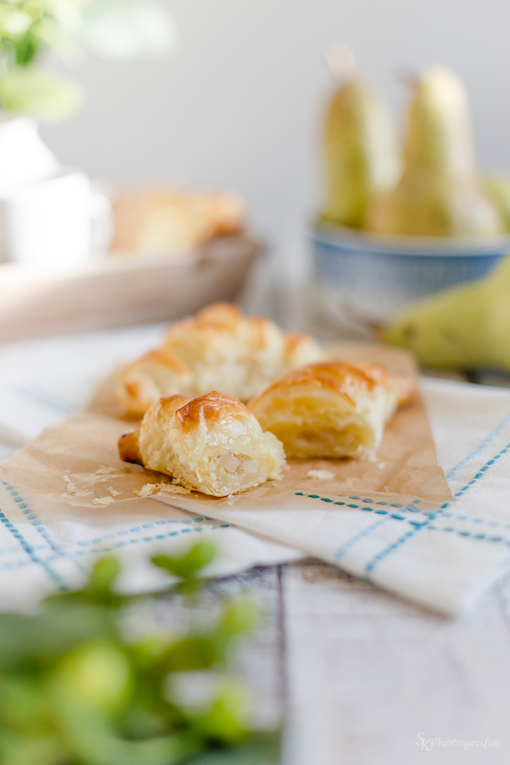 Zum Sonntagsfrühstück: Ofenfrische Croissants mit Birnen-Vanille ...