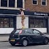 Vídeo: Carro para em sinal, mulher sobe no teto para dançar e acaba derrubada a soco; assista