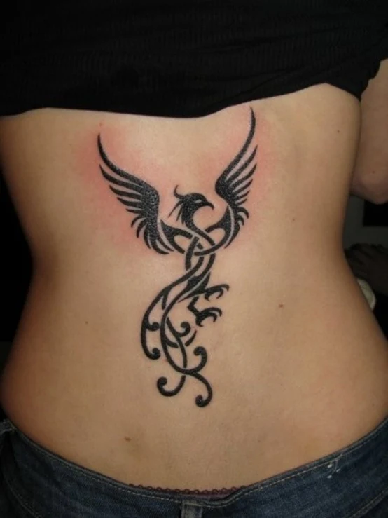 tatuaje de Ave Fenix En Mujer