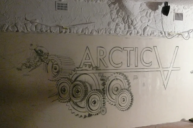 Zagospodarowanie białej ściany w klubie, malowanie grafiti 3D, malowanie loga Arctica Płock