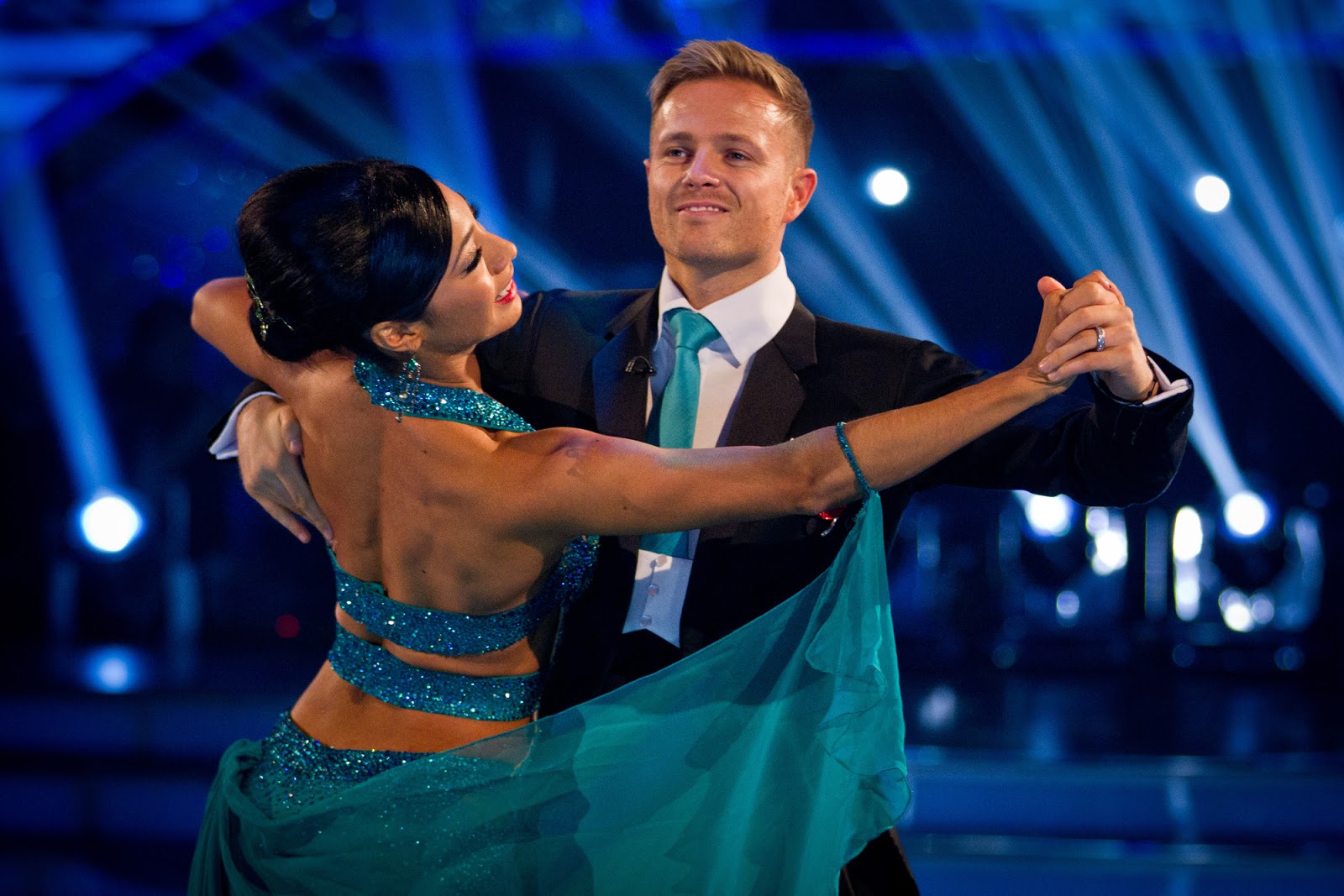 Красивые движения для представления. Танцы christmas. Танец 2012 года. Фильм королева танца 2012. Танец 2012 года.