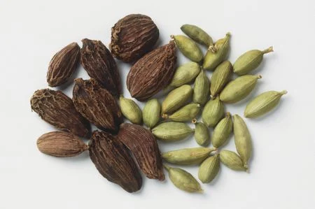 remove-the-seeds-from-cardamom-pods