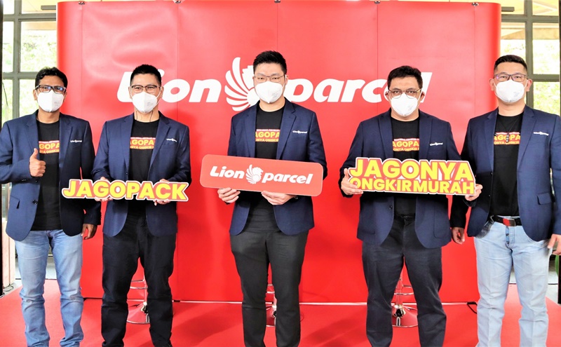 (kiri ke kanan): Mohammad Fadli, Chief Operating Officer Lion Parcel; Kenny Kwanto, Chief Marketing Officer Lion Parcel; Farian Kirana, Chief Executive Officer Lion Parcel; Victor Ary Subekti, Chief Compliance & Network Officer Lion Parcel; dan Arif Wibowo, Chief Sales Officer Lion Parcel berfoto bersama saat peluncuran layanan terbaru JAGOPACK di Jakarta (kiri ke kanan): Mohammad Fadli, Chief Operating Officer Lion Parcel; Kenny Kwanto, Chief Marketing Officer Lion Parcel; Farian Kirana, Chief Executive Officer Lion Parcel; Victor Ary Subekti, Chief Compliance & Network Officer Lion Parcel; dan Arif Wibowo, Chief Sales Officer Lion Parcel berfoto bersama saat peluncuran layanan terbaru JAGOPACK di Jakarta