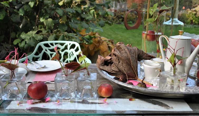 Gedekte Tafel - dekorierter Gartentisch Dekorieren im Herbst - Garteneinladung