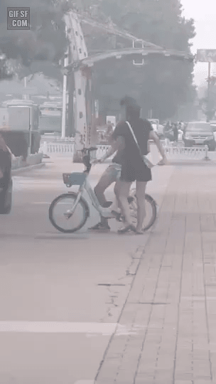 커플이 자전거 타는법