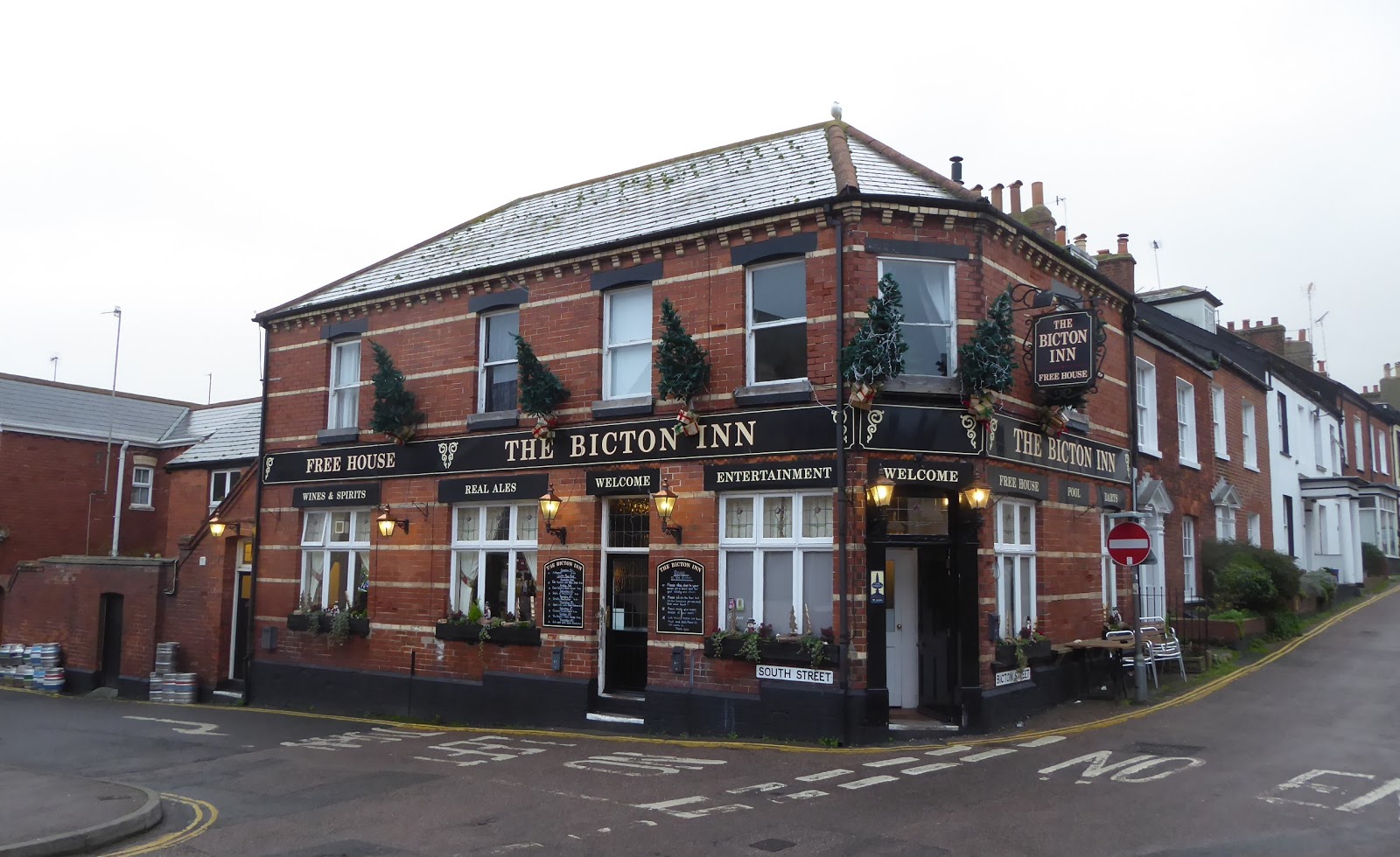 Prop Up the Bar Exmouth Pub Excursions