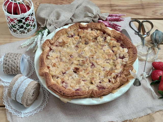 Receta de tarta de queso mascarpone con fresas y crumble de almendras. Tarta sbriciolata. Cheesecake. Postres para el día de la madre. Hojaldre Lidl Horno Cuca