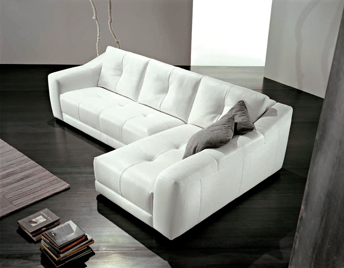 http://1.bp.blogspot.com/-5yLrZ8hXvBM/TdoXcd8LZyI/AAAAAAAABeE/o4Wh0n9Tp7k/s1600/Modern-living-room-interior-and-white-sofa.jpg