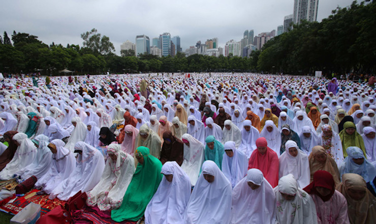 Warga Negara Indonesia di Hong Kong saat menuaikan Ibadah sholat Idul Fitri {featured} Gelar Pelaksanaan Sholat Idul Fitri di Victoria Park,KJRI Himbau Para Peserta Untuk Memperhatikan Hal-Hal Berikut Ini