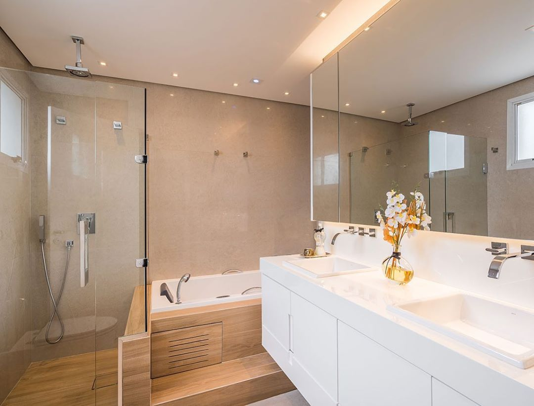 Banheiro bege e branco com banheira e bancada com cuba dupla! Decor