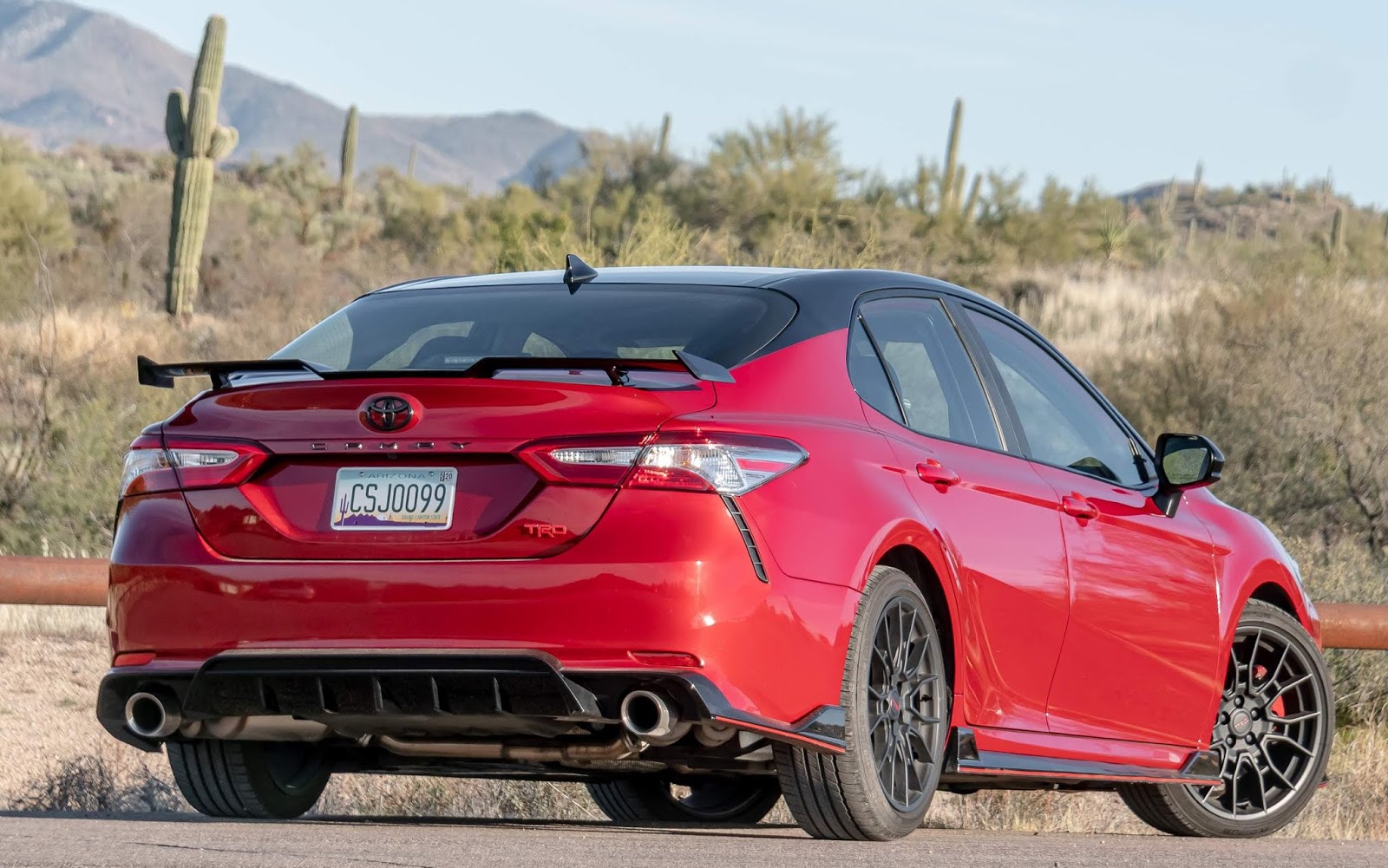 Toyota Camry TRD 2020 traz enfeites e ajustes esportivos