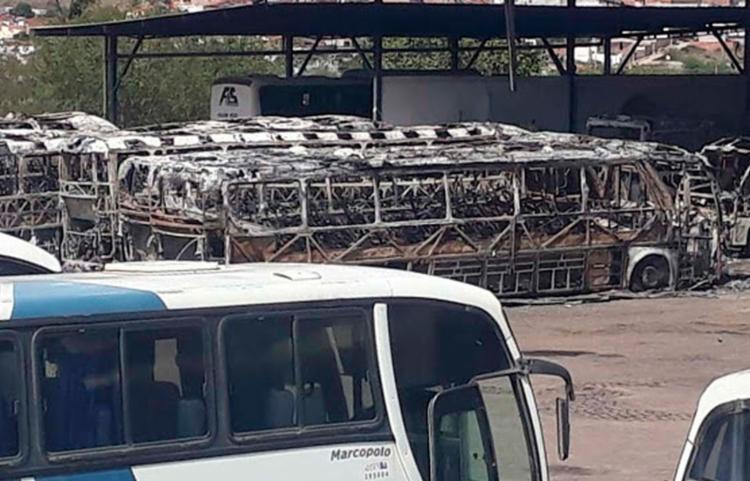 Incêndio em garagem de ônibus em Jacobina gera prejuízo de R$ 18 milhões 1 750 onibus jacobina incendio 201910717552167