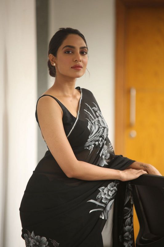 Sobhita Dhulipala Hot Pics in Black Saree at Goodachari Movie Interview ...