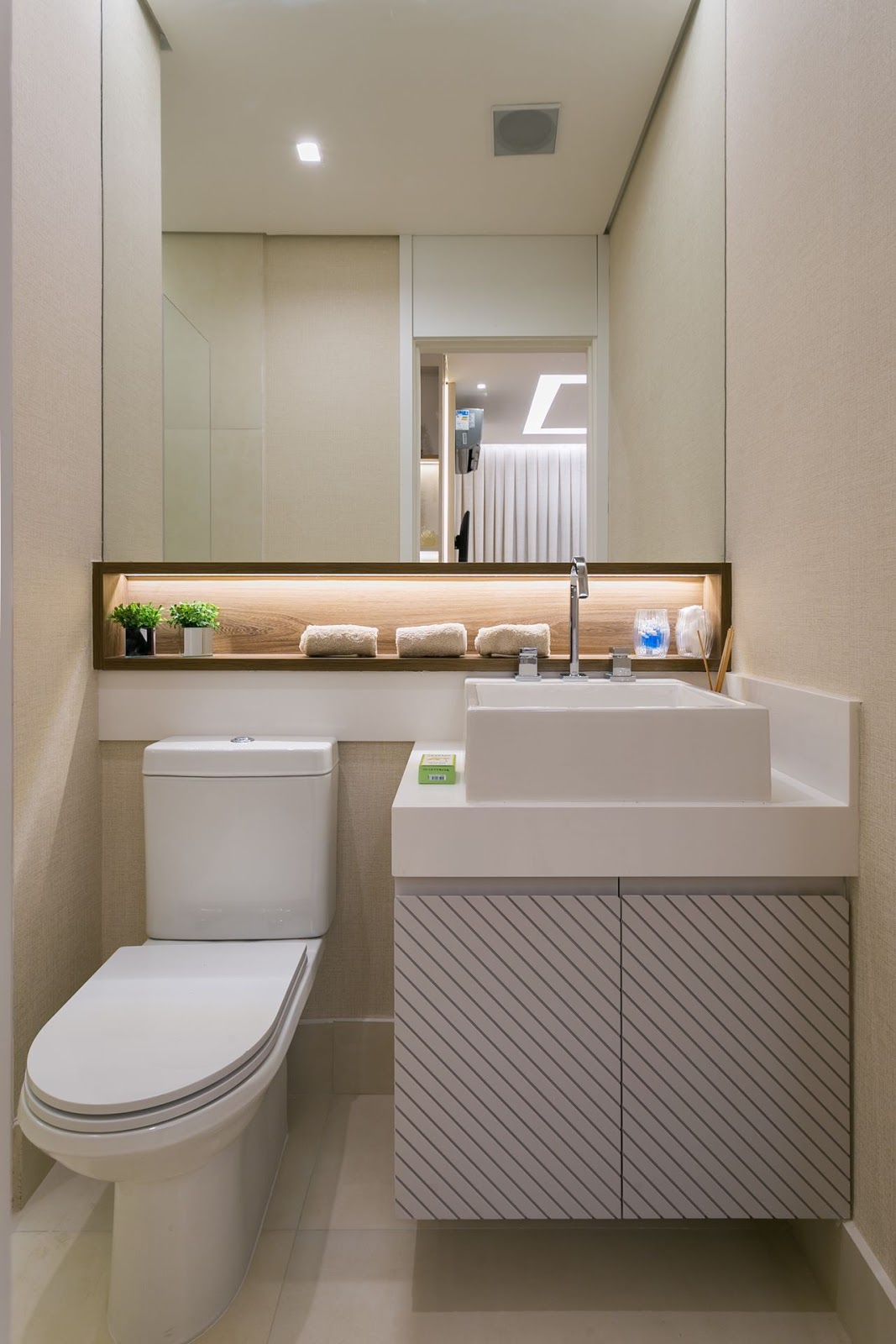 Banheiro com nicho iluminado... Arquiteta Evelyn Luci