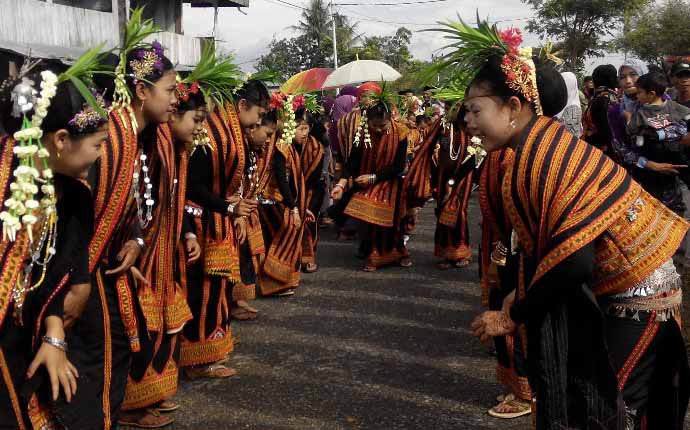 Pola Lantai Tari Saman Dari Aceh Adalah / Mengenal Tari