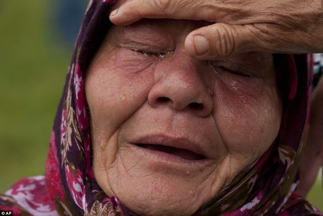 Aksi 212: Nenek Pemulung ini Menangis Hanya Bisa Menyumbang Rp 2000 Aksi 212: Nenek Pemulung ini Menangis Hanya Bisa Menyumbang Rp 2000