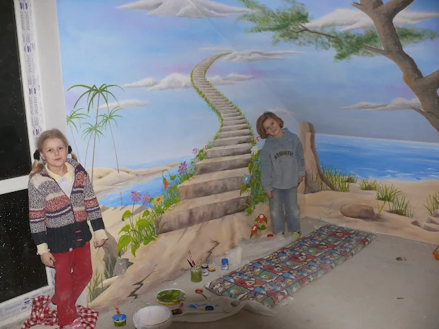Malowanie obrazu na ścianie w pokoju dziewczynki, obraz ścienny 3D, inspiracje w aranżacji pokoju dziecięcego