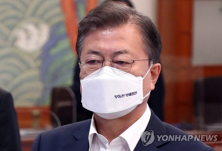 Tổng thống Moon Jae-in đeo khẩu trang chống tham nhũng trong dự toán chi phí mở nhà hàng và bất động sản nói chung