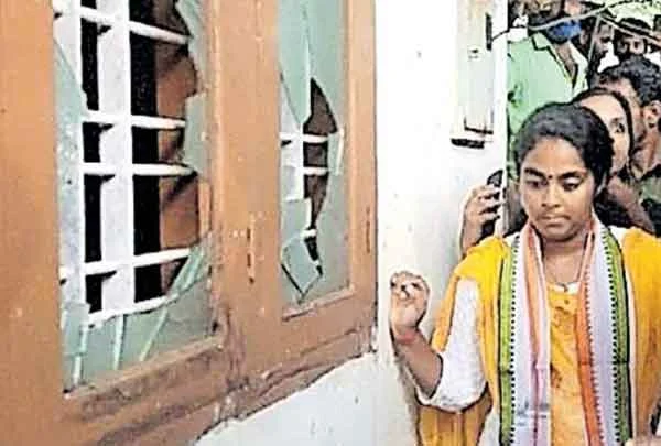 News, Kerala, State, Assembly-Election-2021, Assembly Election, Trending, UDF, Facebook Post, Facebook, Social Media, Attack, Family, LDF, Arrest, Police, Attack on UDF candidate Arita Babu's house; One in custody