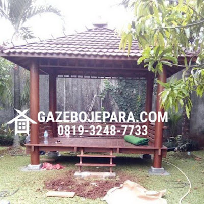 Gazebo model minimalis berukuran 3 Meter x 2 Meter yang berbahankan kayu pohon kelapa/ Glugu dengan ornamen saka bulat berdiameter D : 20 Cm yang kokok menopang atapnya, Model pagar garis lurus yang simple dan minimalis, Model atap genteng minimalis model genteng sirap model lancip dan kerpus dan mahkota juga menyerasikannya sangat cocok untuk taman rumah anda. Gazebo model minimalis berukuran 3 Meter x 2 Meter yang berbahankan kayu pohon kelapa/ Glugu dengan ornamen saka bulat berdiameter D : 20 Cm yang kokok menopang atapnya, Model pagar garis lurus yang simple dan minimalis, Model atap genteng minimalis model genteng sirap model lancip dan kerpus dan mahkota juga menyerasikannya sangat cocok untuk taman rumah anda.
