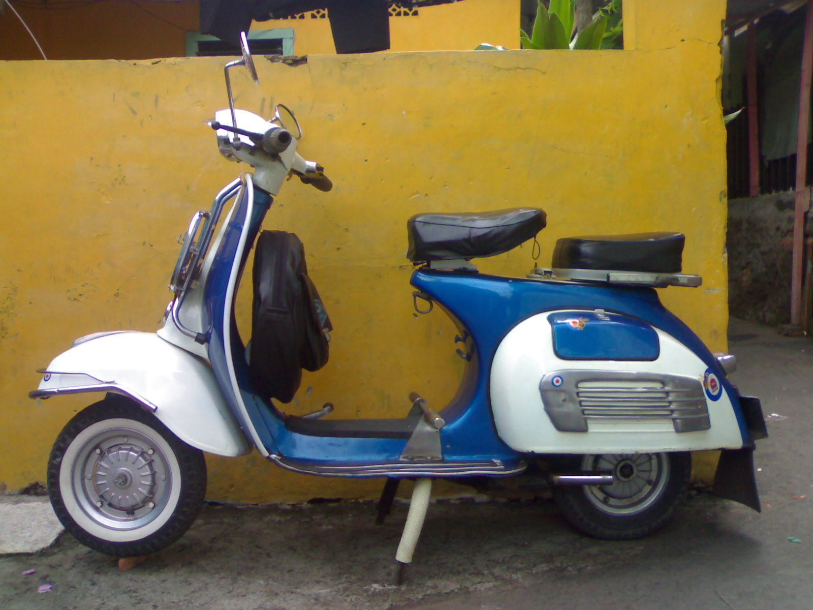 Gambar Motor Vespa Warna Biru Galeriotto