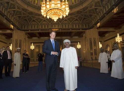 Terpukau Dengan Masjid Megah Oman, Pangeran Harry Rela Lepas Sepatu