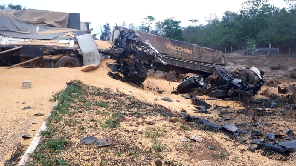 Violento acidente entre 3 carretas perto da divisa de Mato Grosso e
