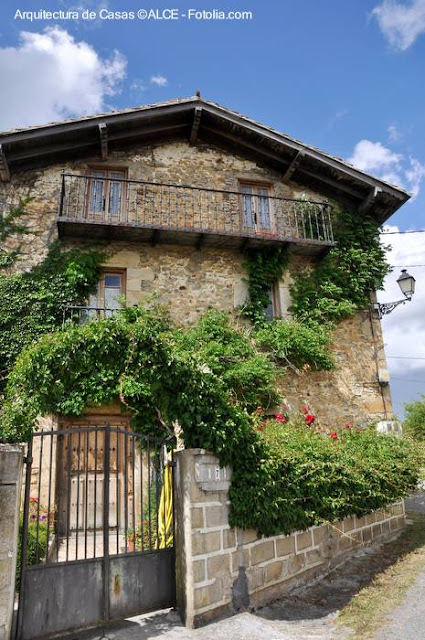 Vieja casa tipo chalet con terminaciones rústicas Vieja casa tipo chalet en Europa
