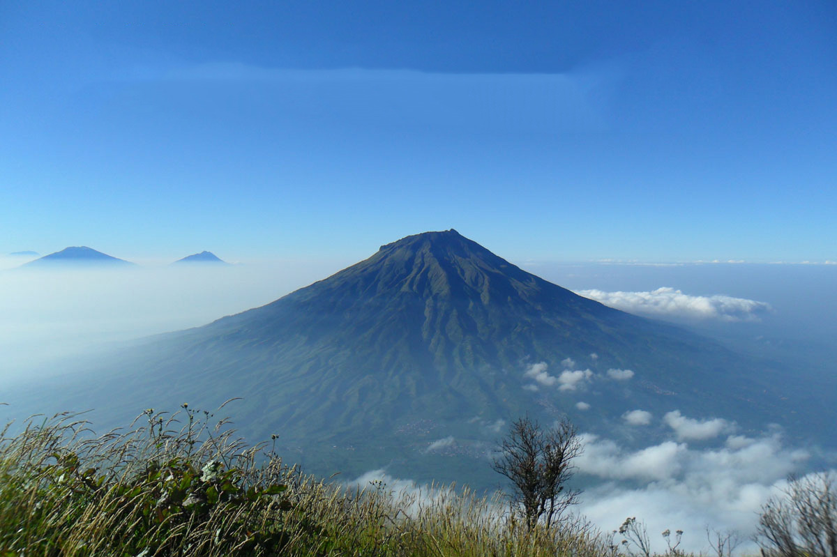 Wisata Indonesia: 7 Gunung di Jawa Tengah dan Ketinggiannya