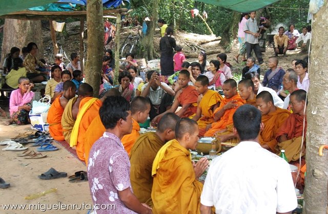 Prasat-Neak-Pean-Monjes-Budistas