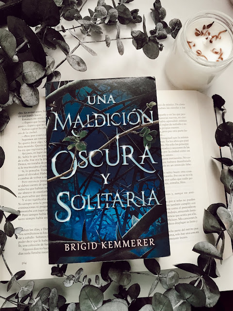 Reseña literaria: Una maldición oscura y solitaria de Brigid Kemmerer