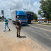 PM e PRF distribuem refeições para caminhoneiros em rodovia