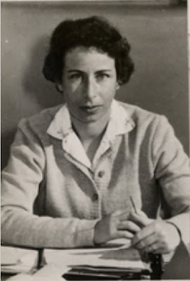 חנה יעקובסון היתה מהשוטרות הראשונות במשטרת ישראל. בשנת 1960 הייתה האישה הראשונה שהצטרפה ליחידה "לשכה 06" לחקירה אדולף אייכמן לקראת המשפט שלו. שירתה אחרי כן במשך שנים במשטרת ישראל