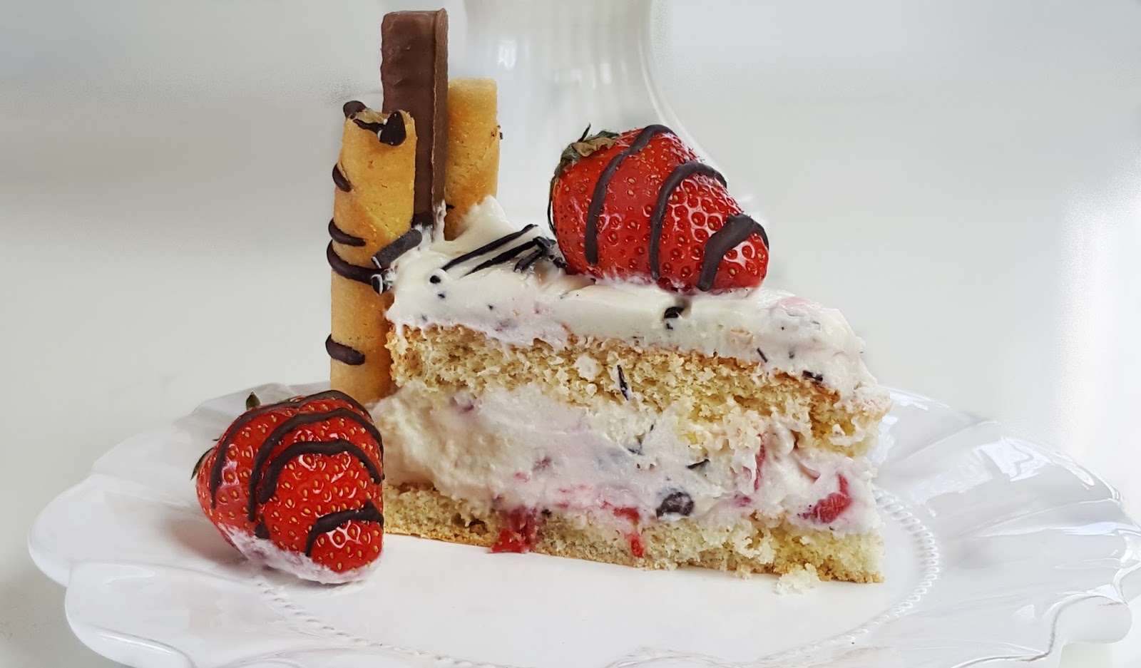 Erdbeer-Vanillejoghurt-Torte mit Amicelli-Rand