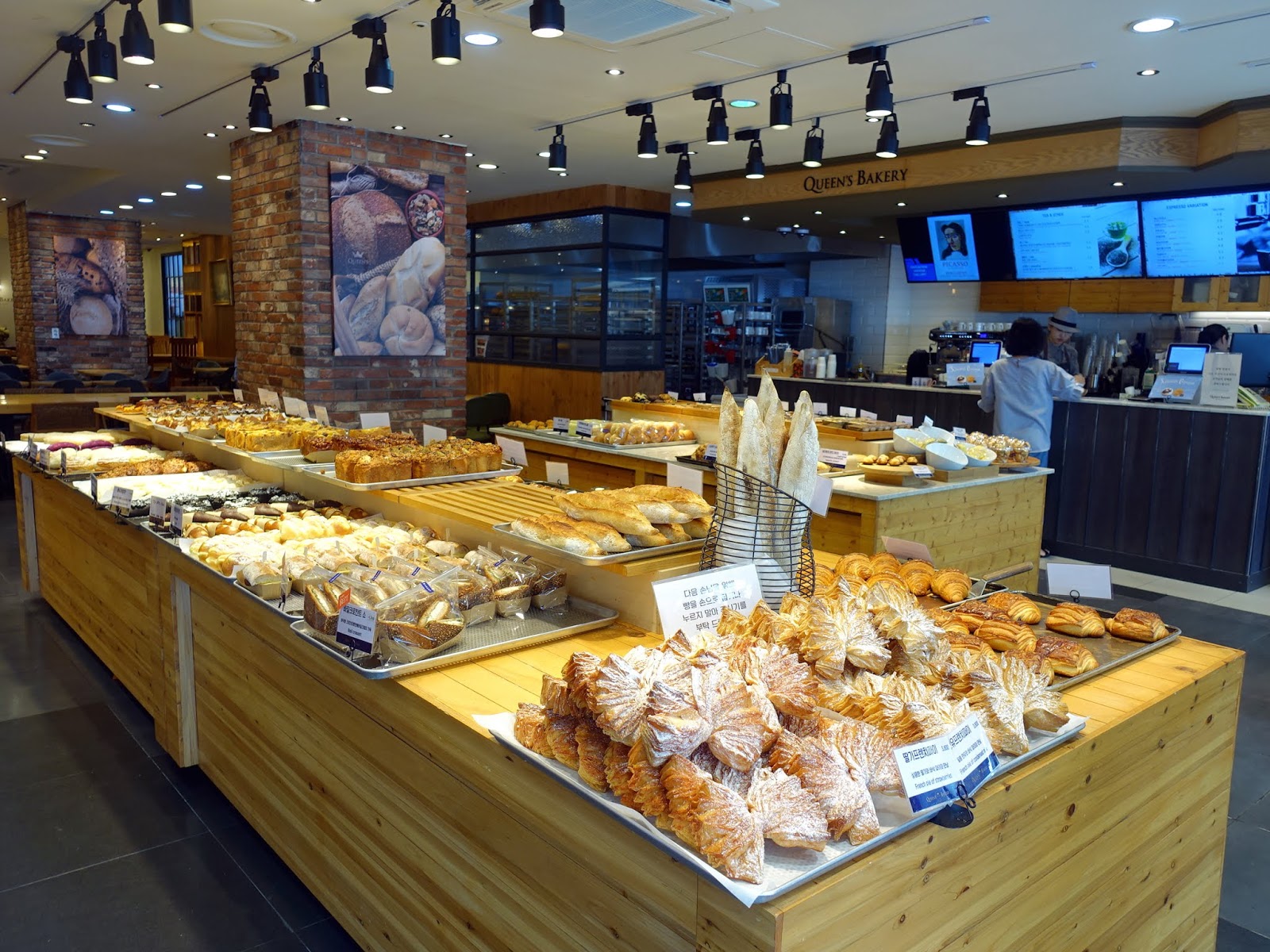 Queen's Bakery and Cafe (Seoul, SOUTH KOREA) ★★★☆☆ A traveling foodie