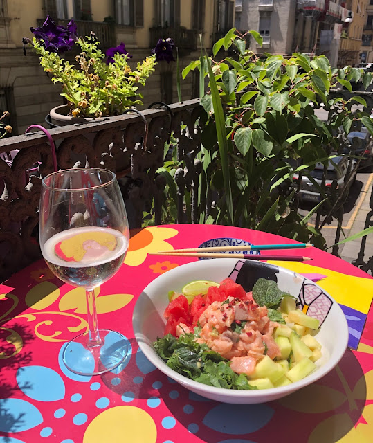 Poke di salmone e bicchiere di bianco