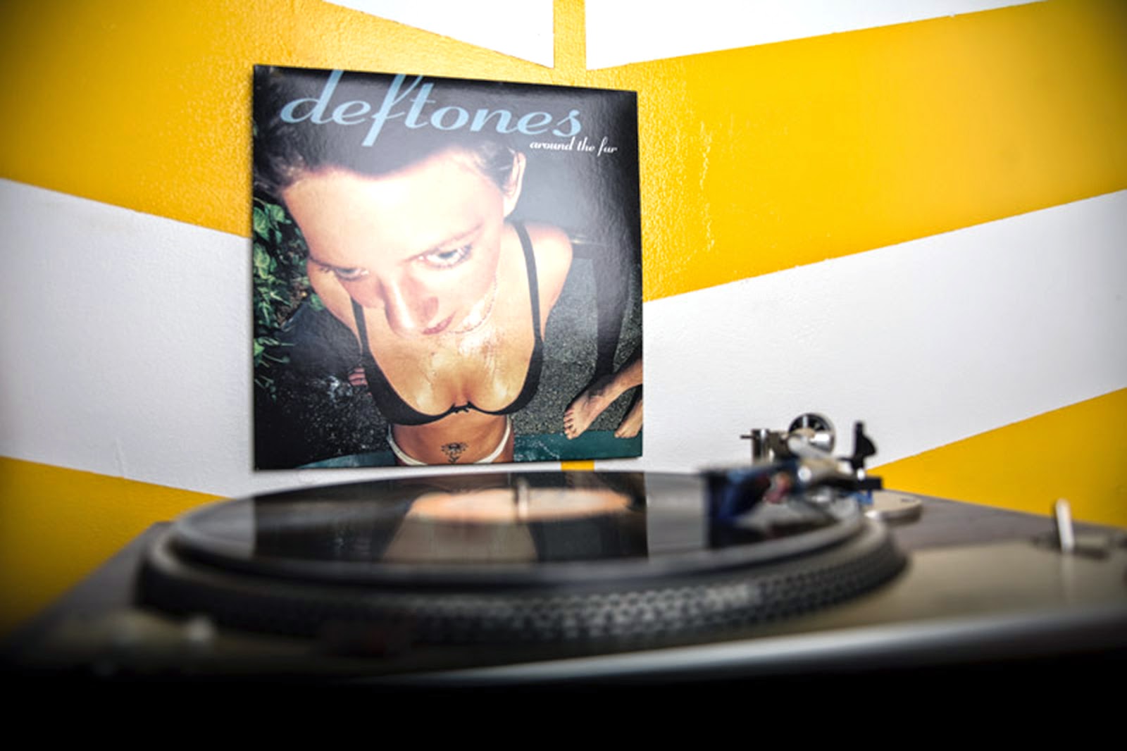 Deftones around the. Deftones обложка девушка. Deftones around the fur 1997. Deftones around the fur обложка.