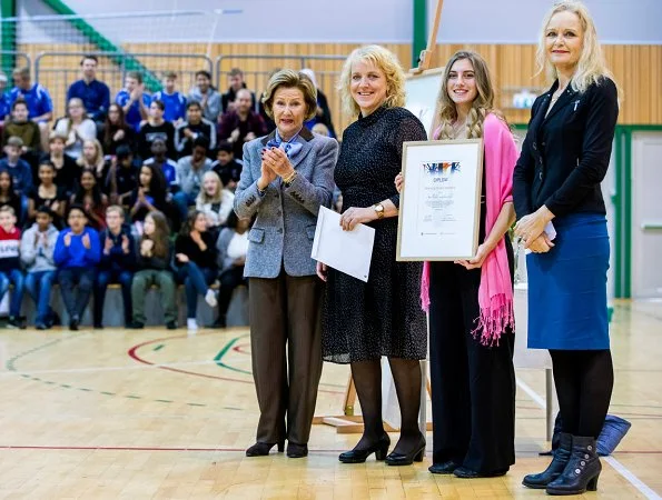 Queen Sonja presented "Queen Sonja’s School Award 2018" to. Apalløkka School in Grorud district of Oslo