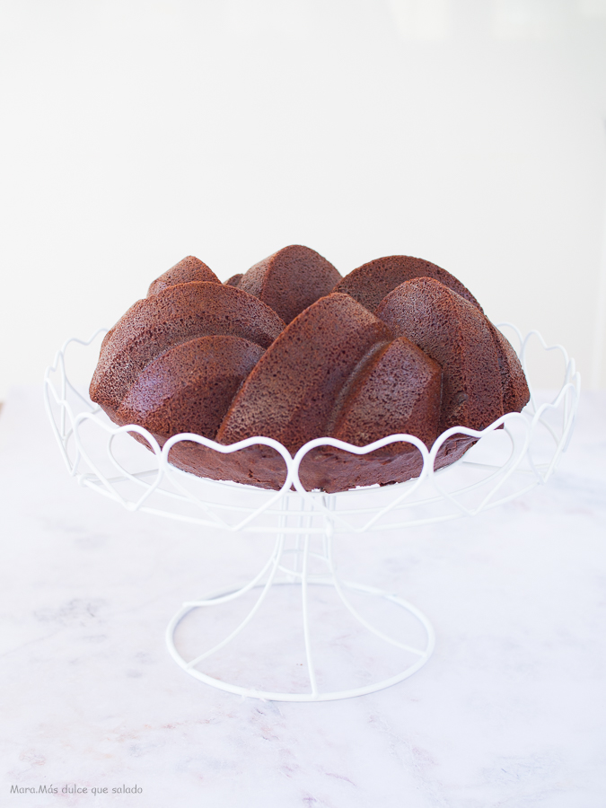 Bundt cake de cacao y almendra. Vídeoreceta