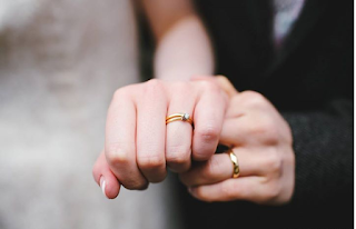 Nhẫn cưới đeo tay nào
