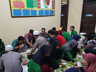 Kapolsek Patimpeng Rangkul Mahasiswa KKLP Dengan Makan Bersama