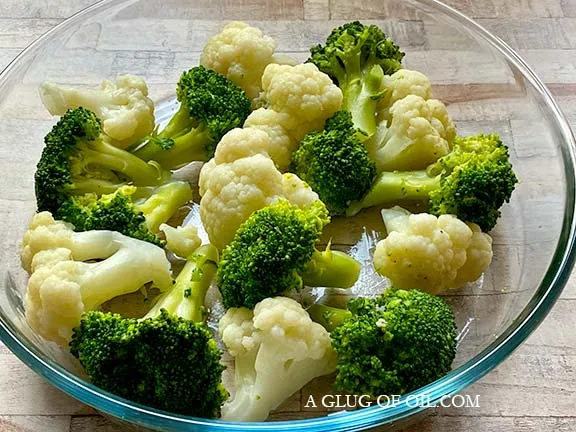 Cooked cauliflower and broccoli in a dish