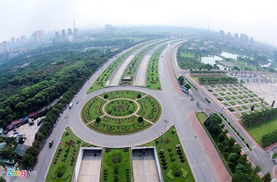 Hà Nội chi 53 tỷ đồng mỗi năm để cắt tỉa cỏ 24 km ở đại lộ Thăng Long.